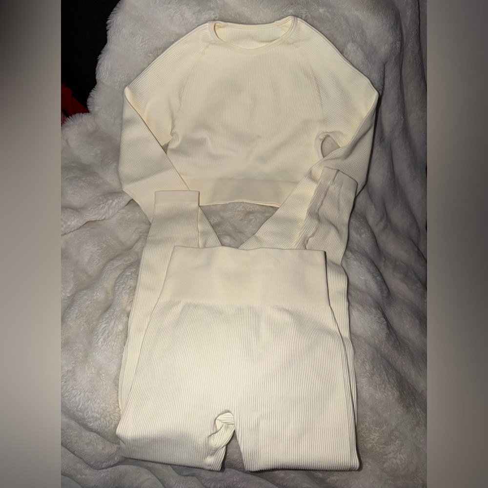 Brand New Size Small Cream Matching Set, Ribbed Two-Piece Set. In perfect !
